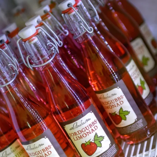 Strawberry lemonade in oldschool glassbottles.
