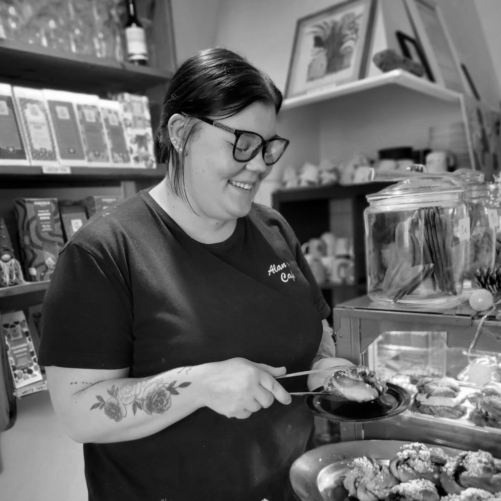 Cecilia, mustavalkoinen kuva Cecilia, työntekijänä Alan's Cafeessa